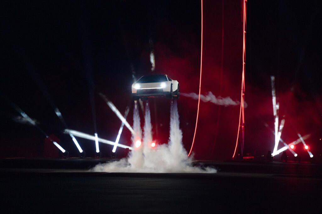 Novo Tesla Roadster a aterrar com os propulsores de ar comprimido ligados durante o evento de apresentação