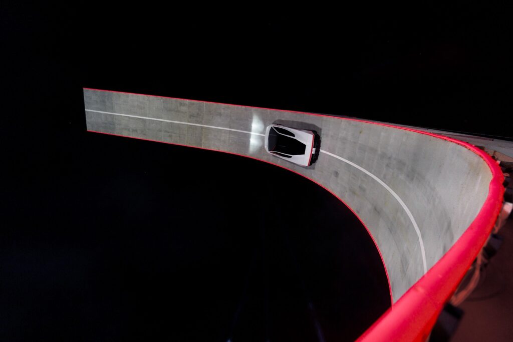 Tesla Roadster a subir a rampa curva quase na vertical