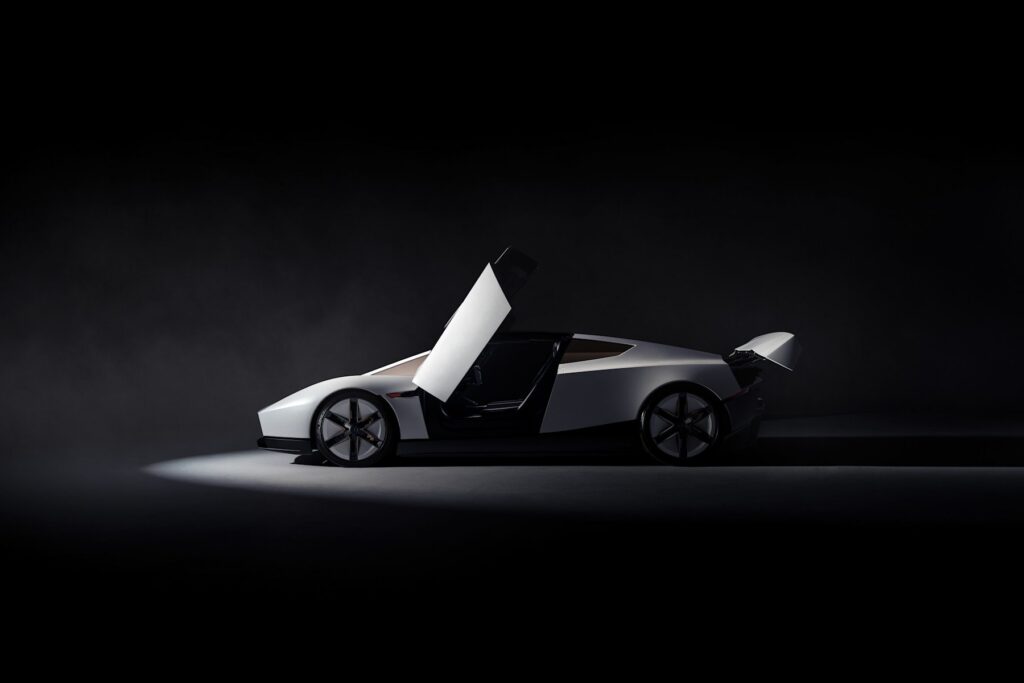 Perfil do novo Tesla Roadster com as portas abertas para cima