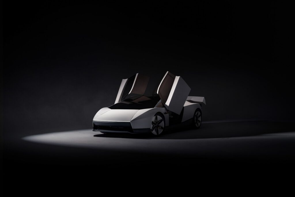 Frente do novo Tesla Roadster com as portas abertas