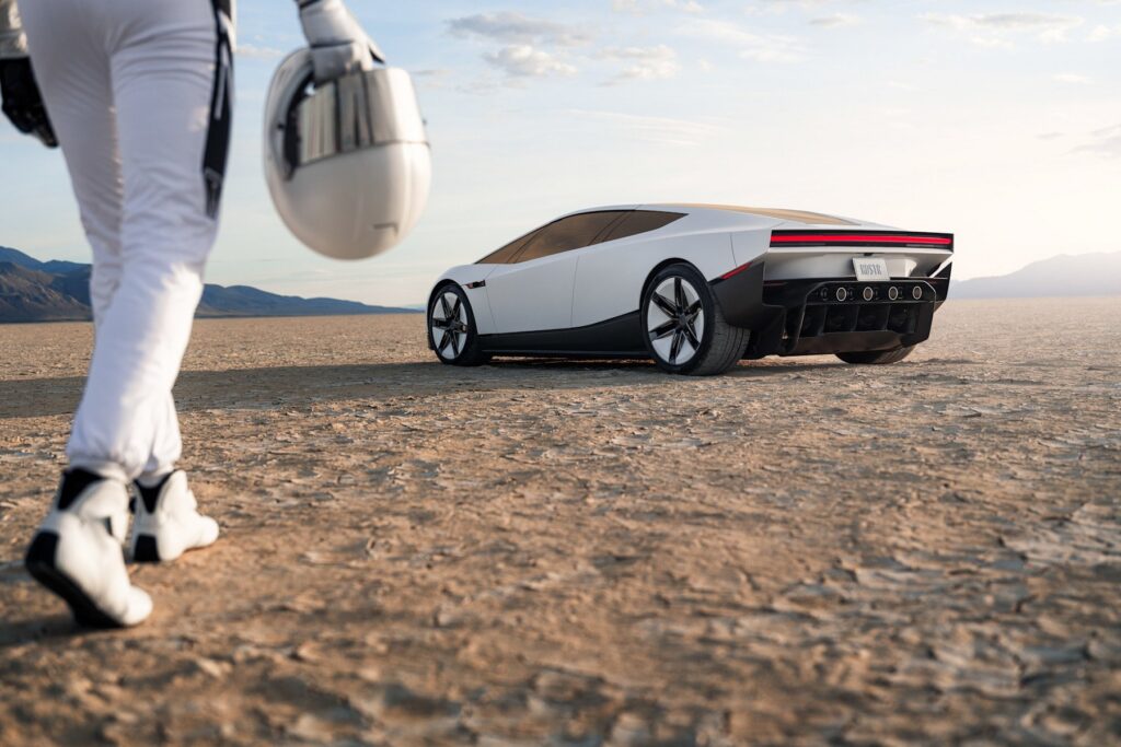 Piloto de fato espacial caminha para o novo Tesla Roadster no deserto