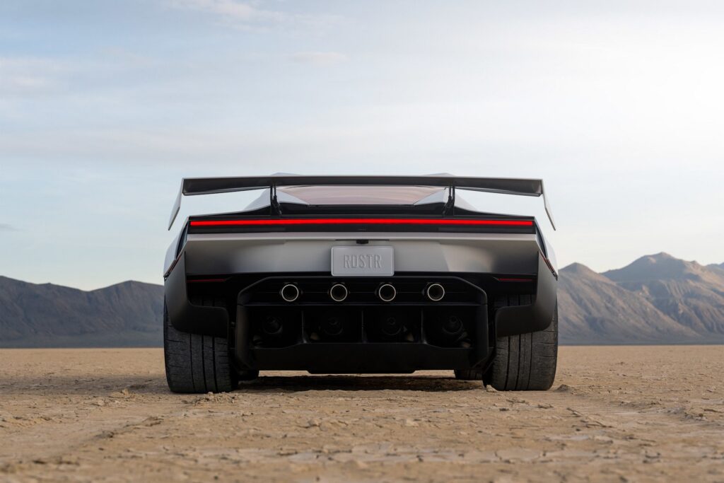 Traseira do novo Tesla Roadster em modo pista no deserto