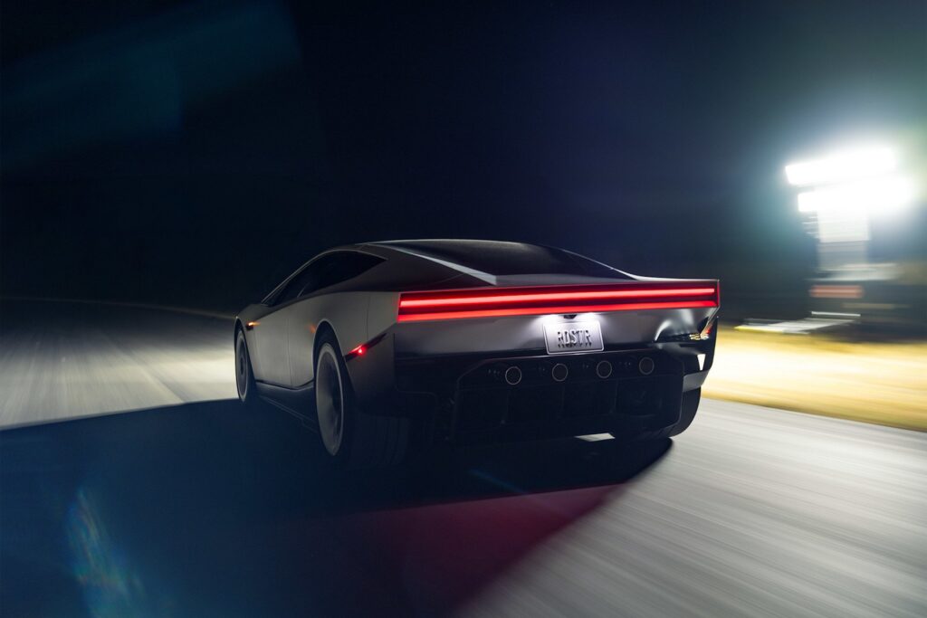 Novo Tesla Roadster em andamento à noite