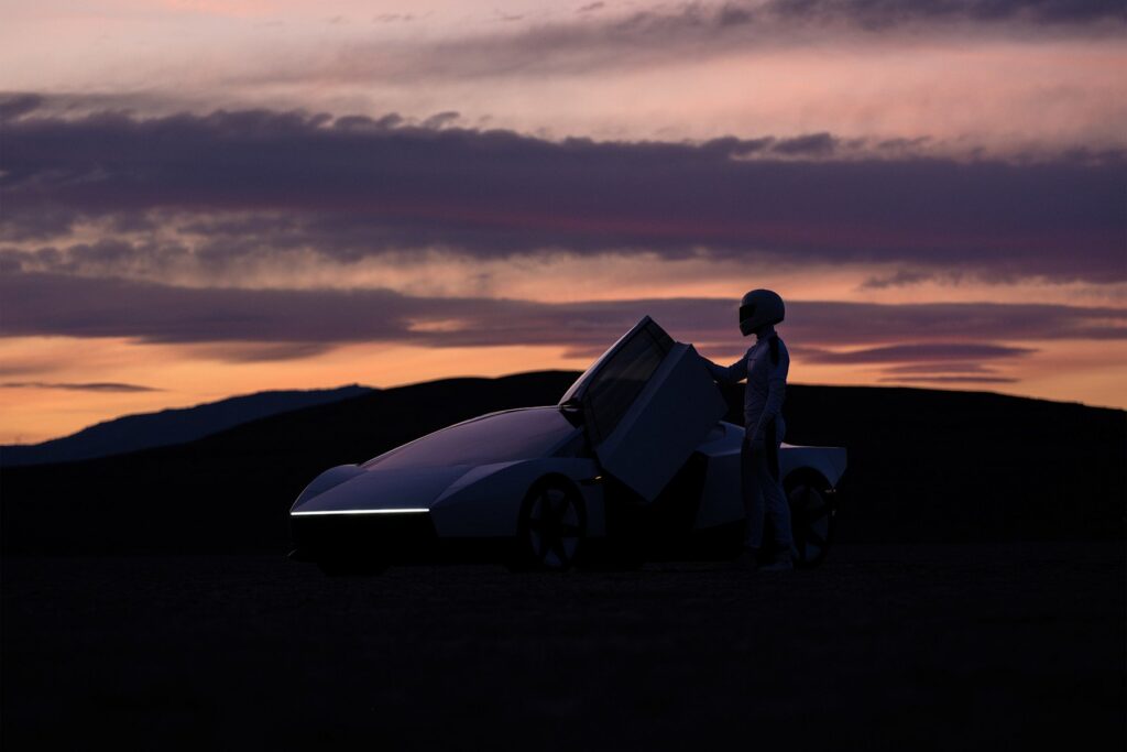 Novo Tesla Roadster ao pôr do sol com as portas abertas